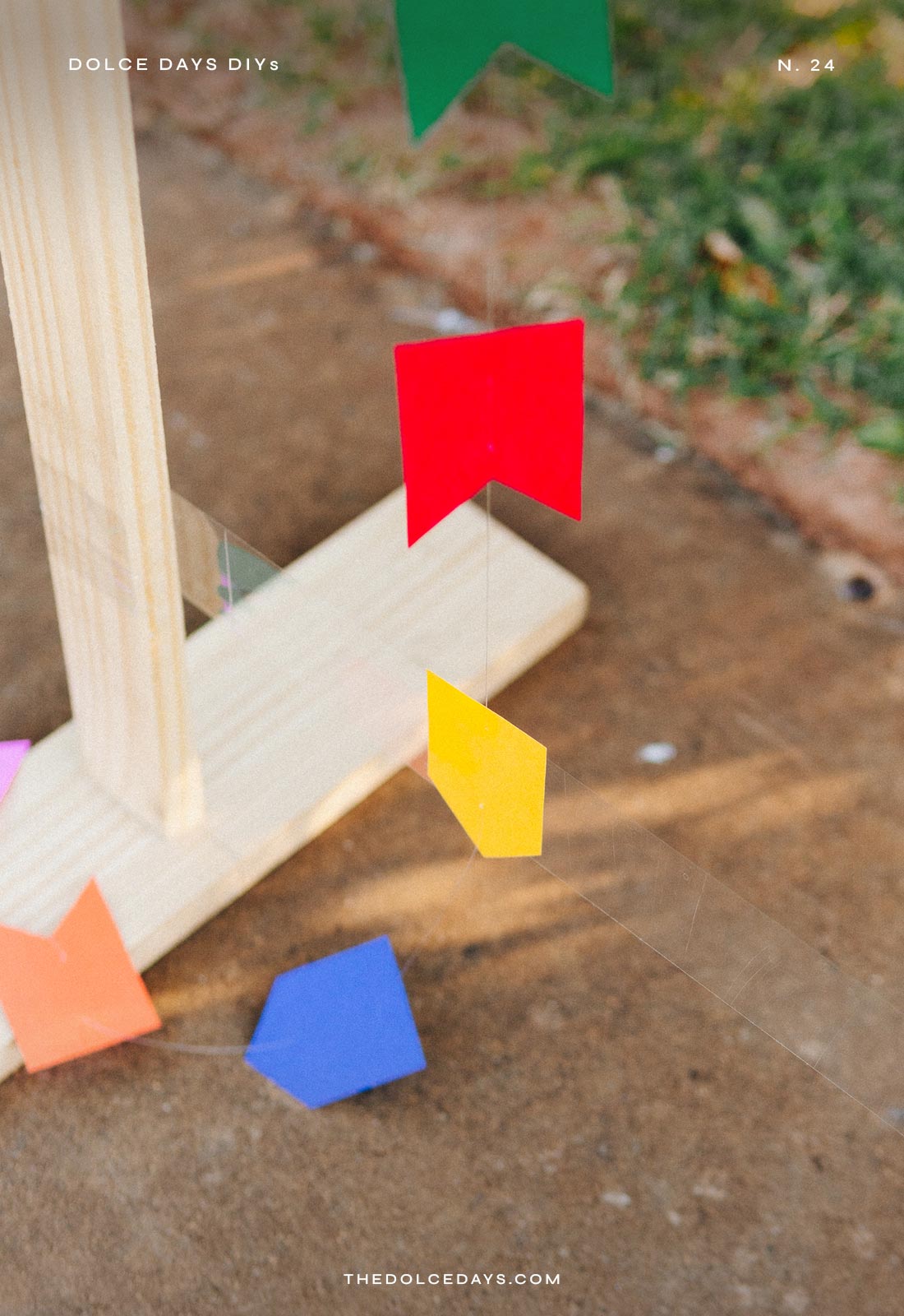 Bandeirinhas de festa junina de papel decorando backdrop de Festa Junina