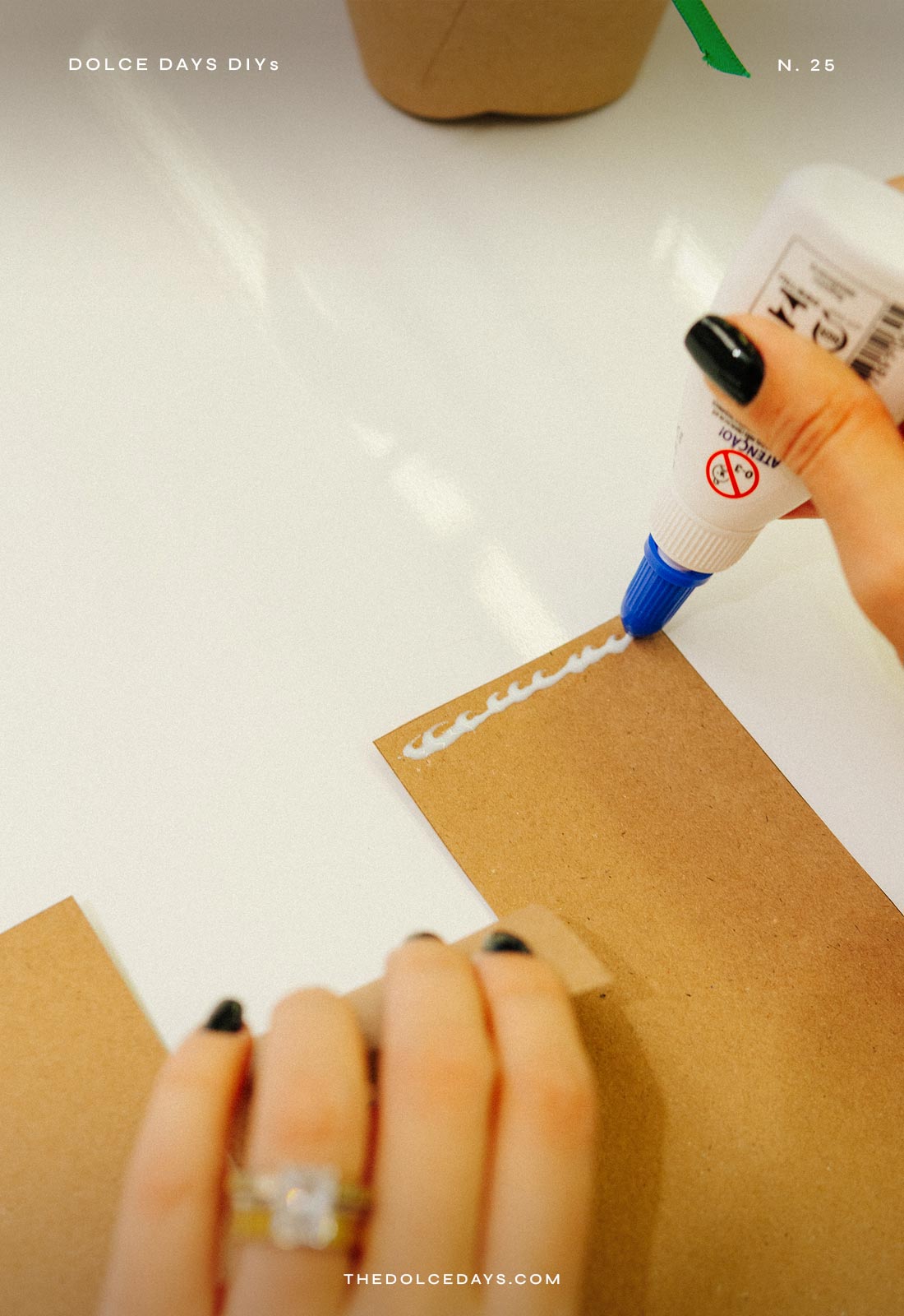 Aplicando cola em uma das abas da cestinha de festa junina