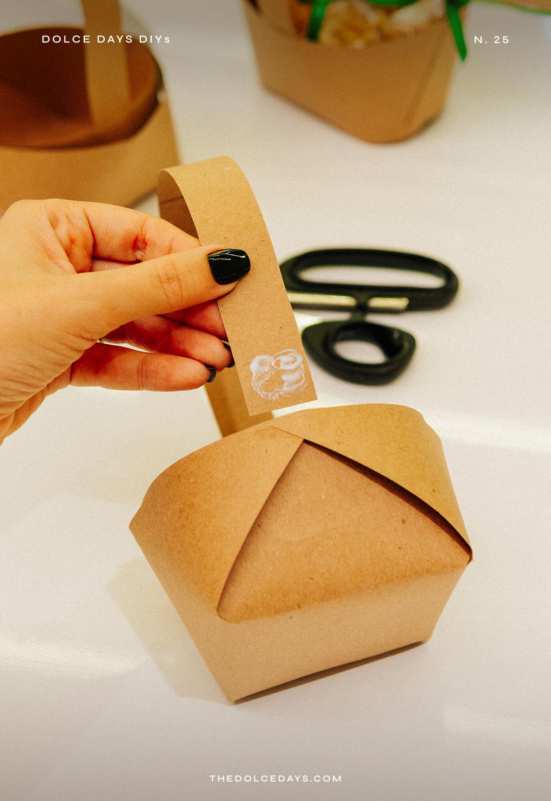 Finalizando a colagem da alça da cestinha de festa junina de papel kraft