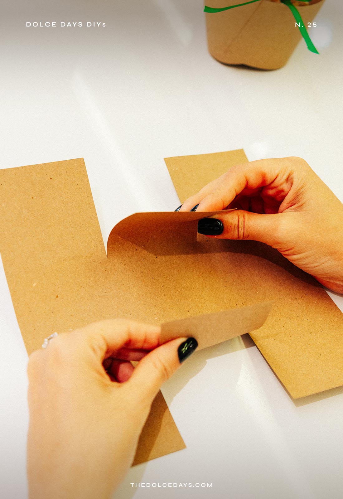 Dobrando as abas centrais da cestinha de papel