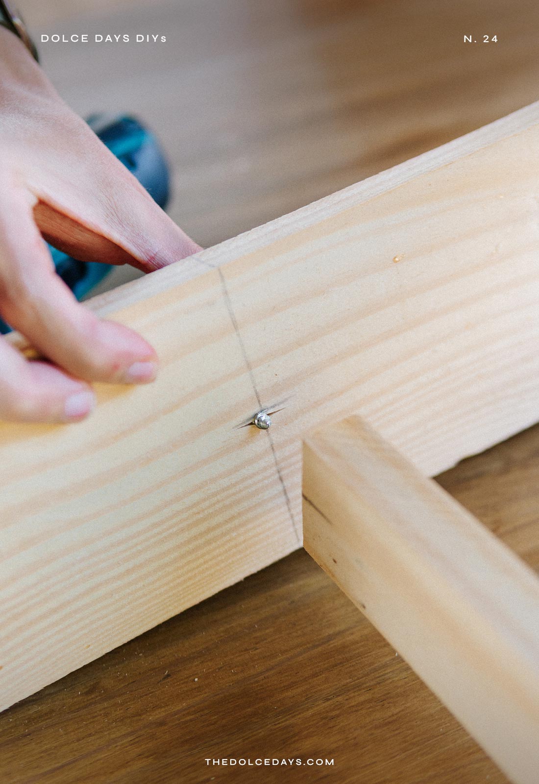 Alinhando uma ripa alta para fazer um fundo para fotos de festa junina