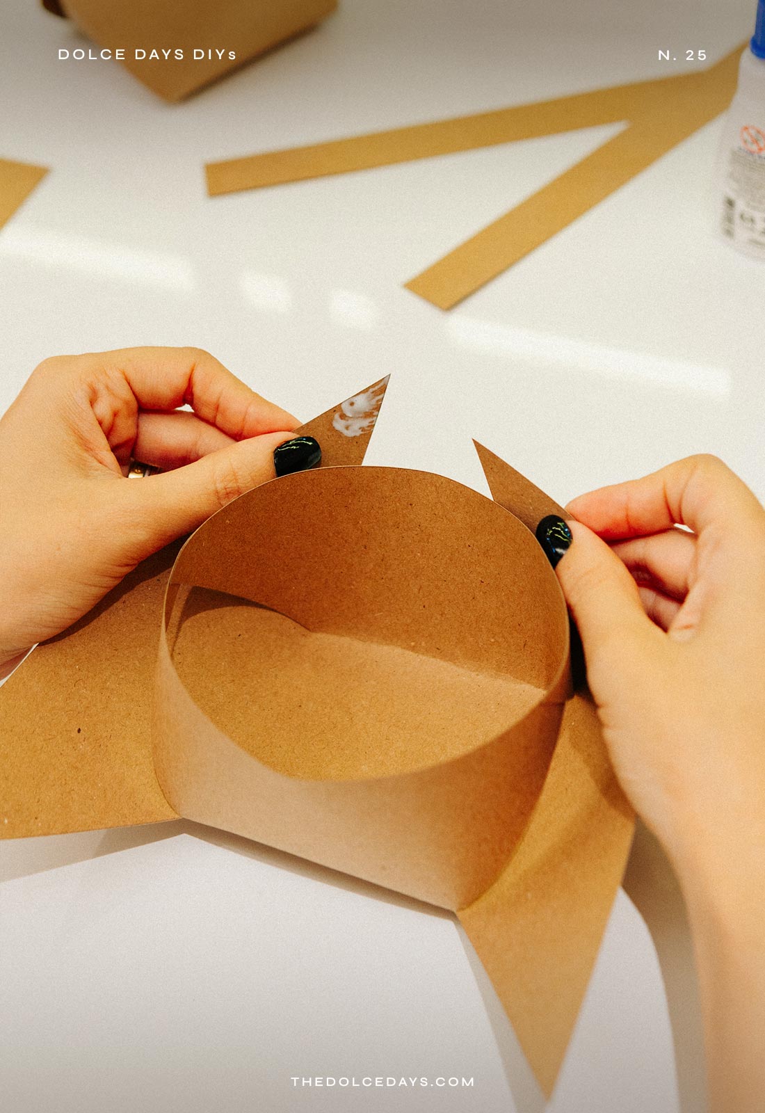 Colando a segunda parte da cestinha de papel kraft