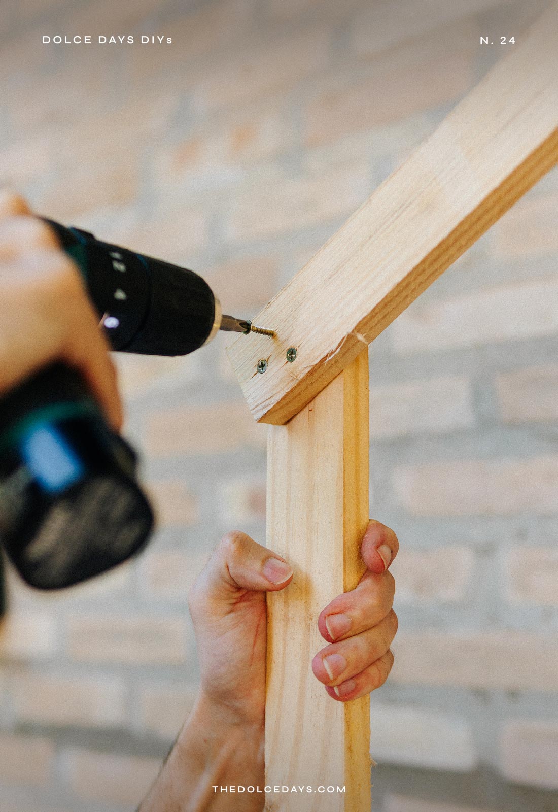 Parafusando o arco na estrutura de madeira
