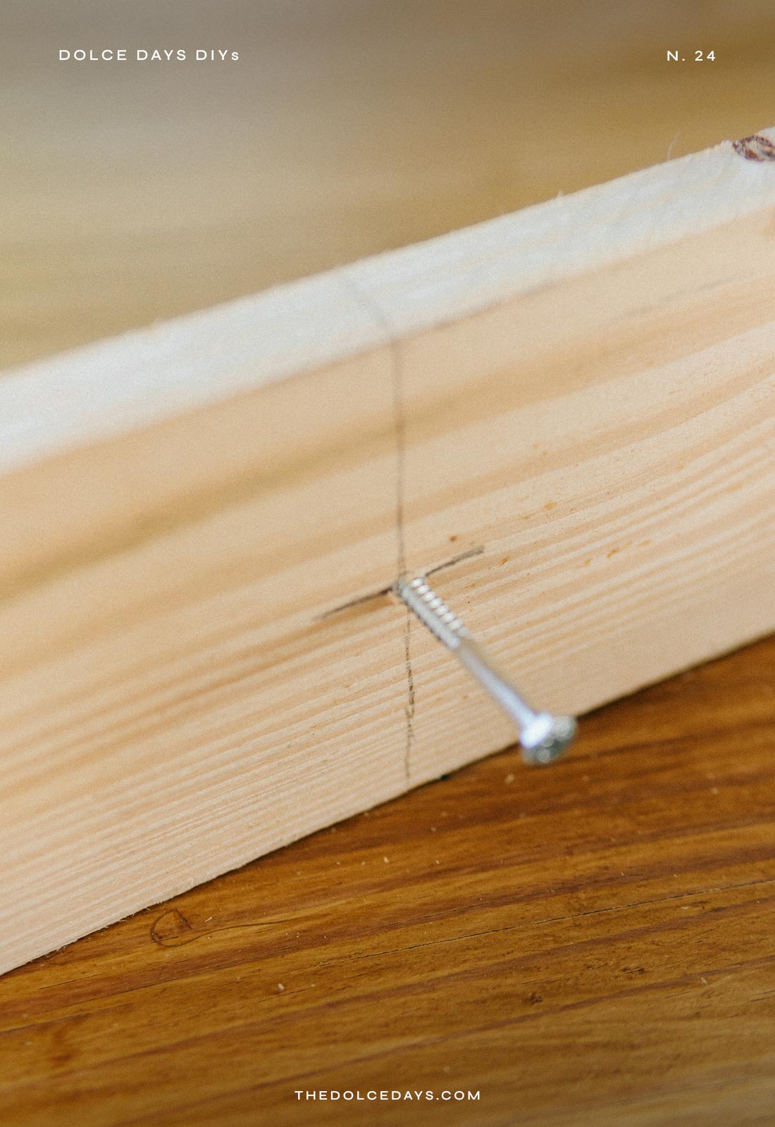 Colocando o parafuso na marcação da ripa de madeira