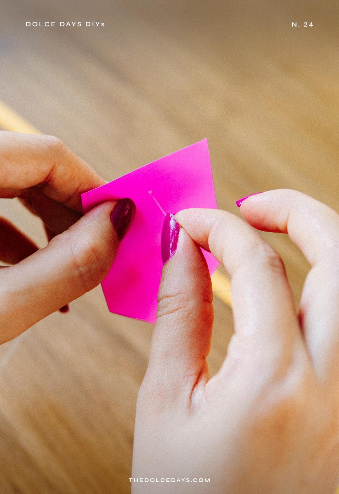 Passando o fio de nylon pelo furo de cima da bandeirinha