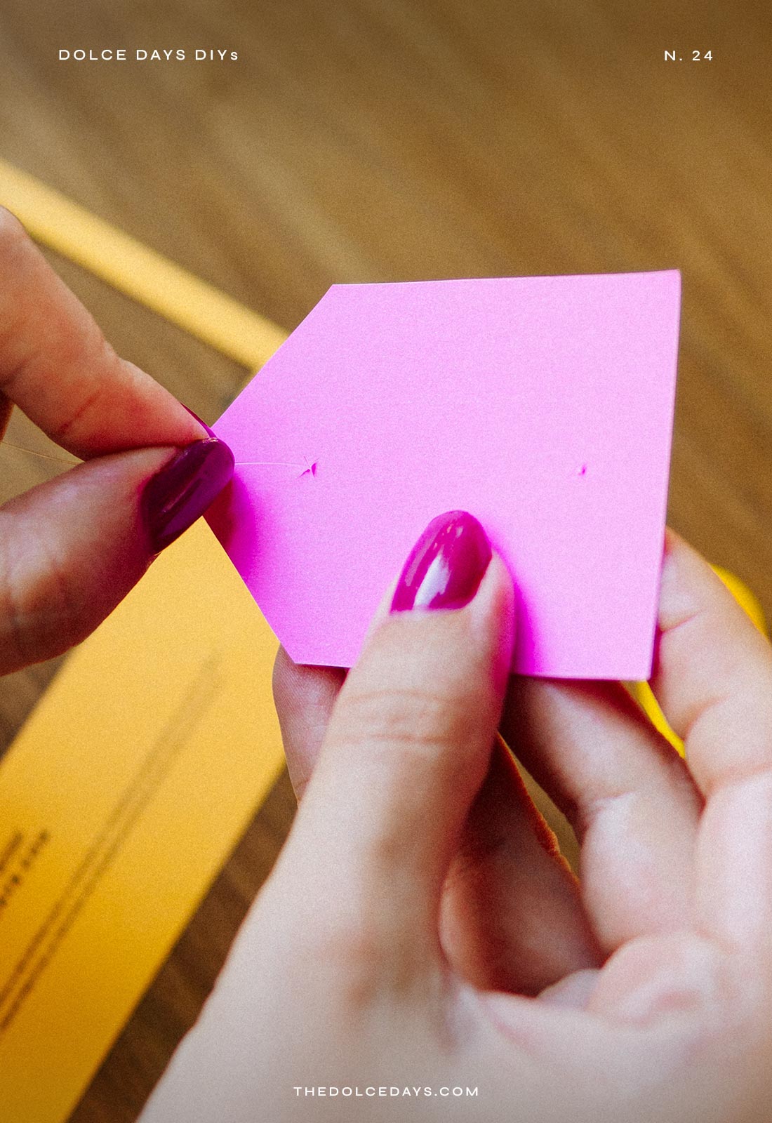 Passando o fio de nylon pelo furo de baixo da bandeirinha