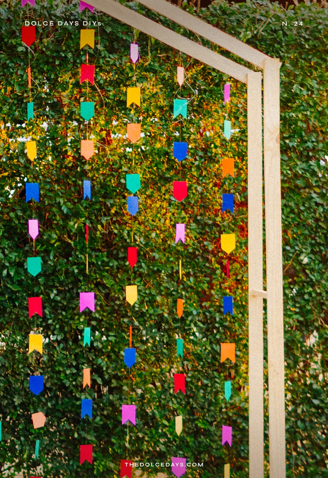 Fundo para fotos (backdrop) de festa junina decorado com bandeirinhas coloridas de papel