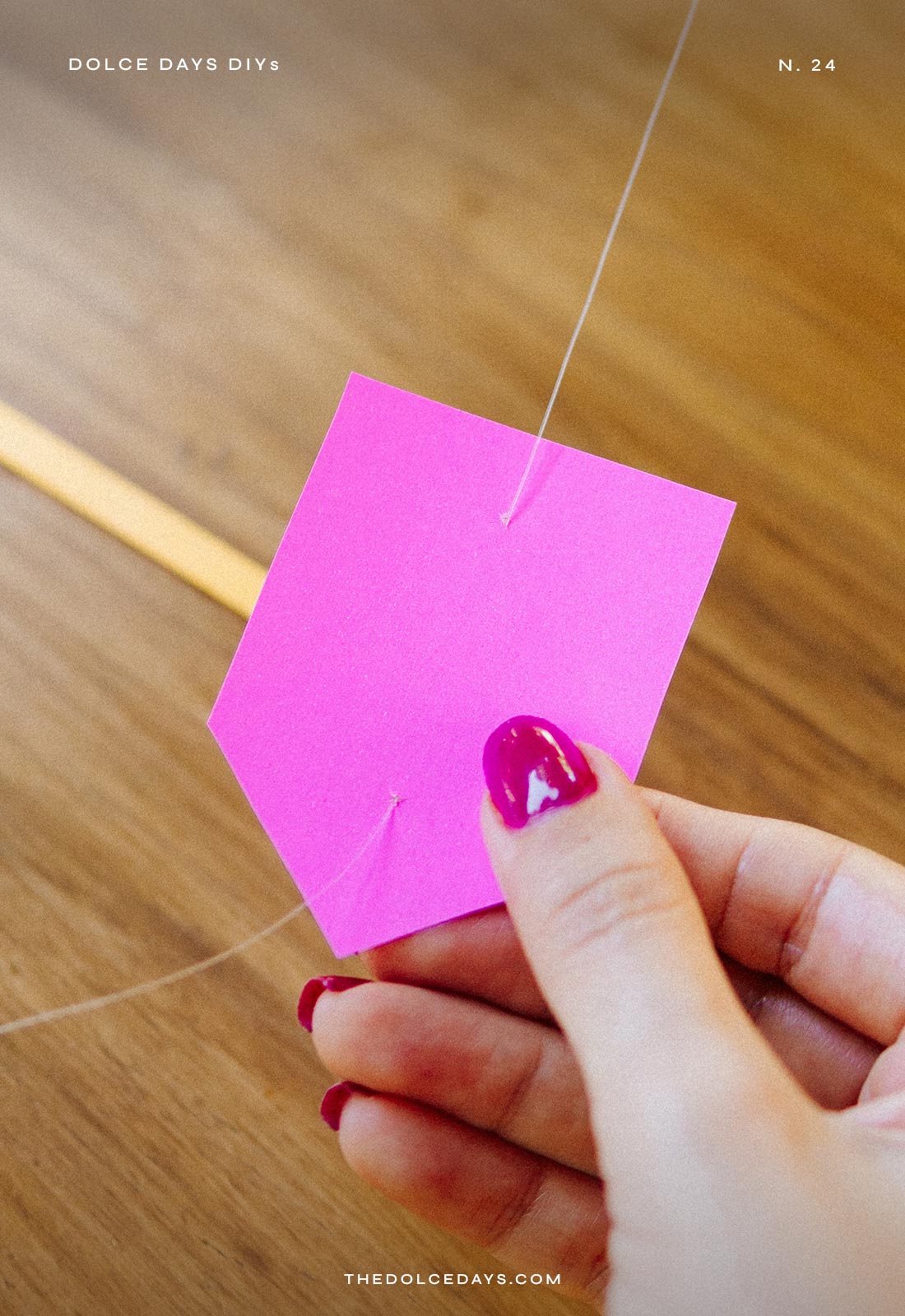 Montando uma cortina de bandeirinhas de festa junina com papel de fio de nylon