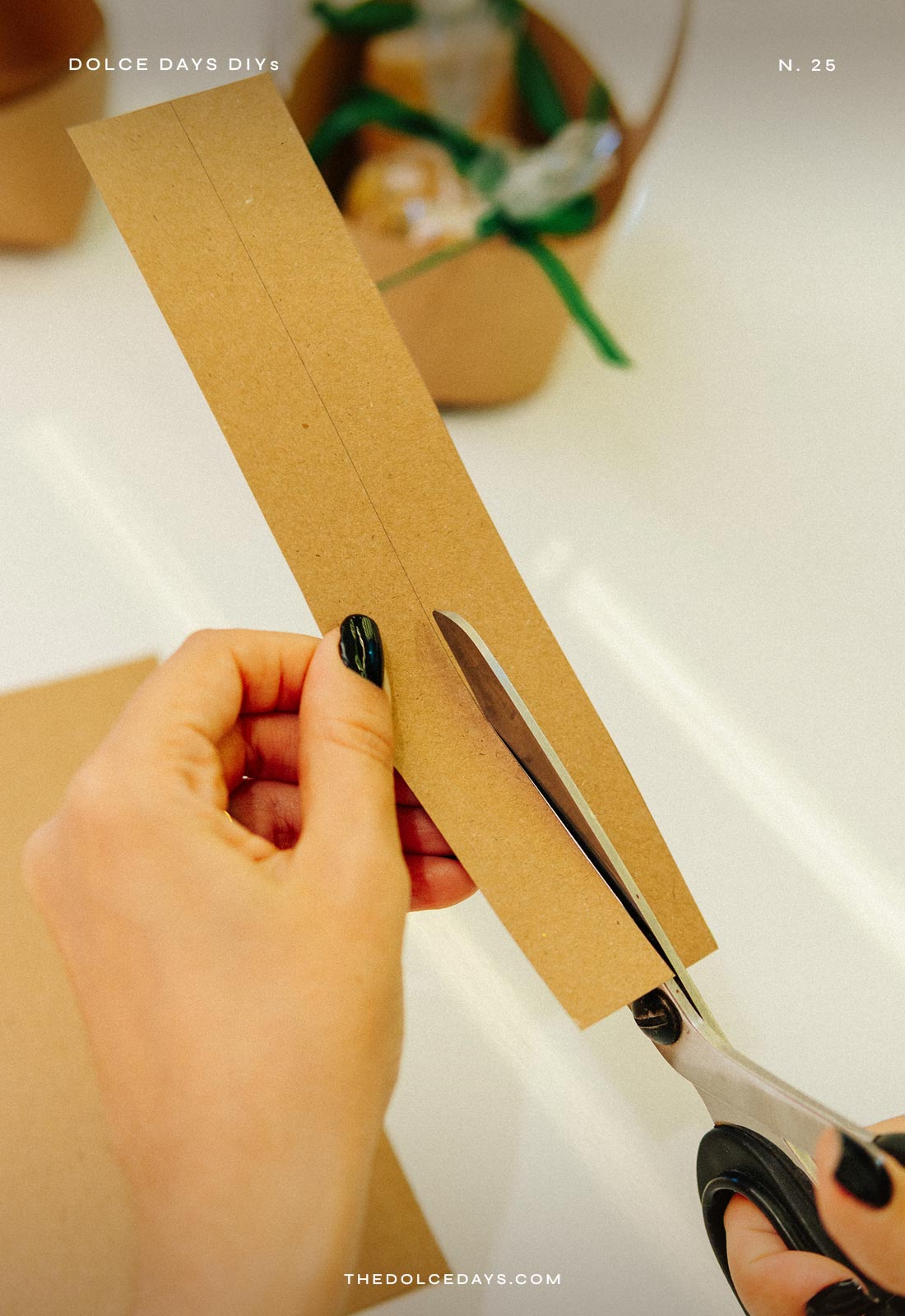 Recortando as alça da cestinha de festa junina