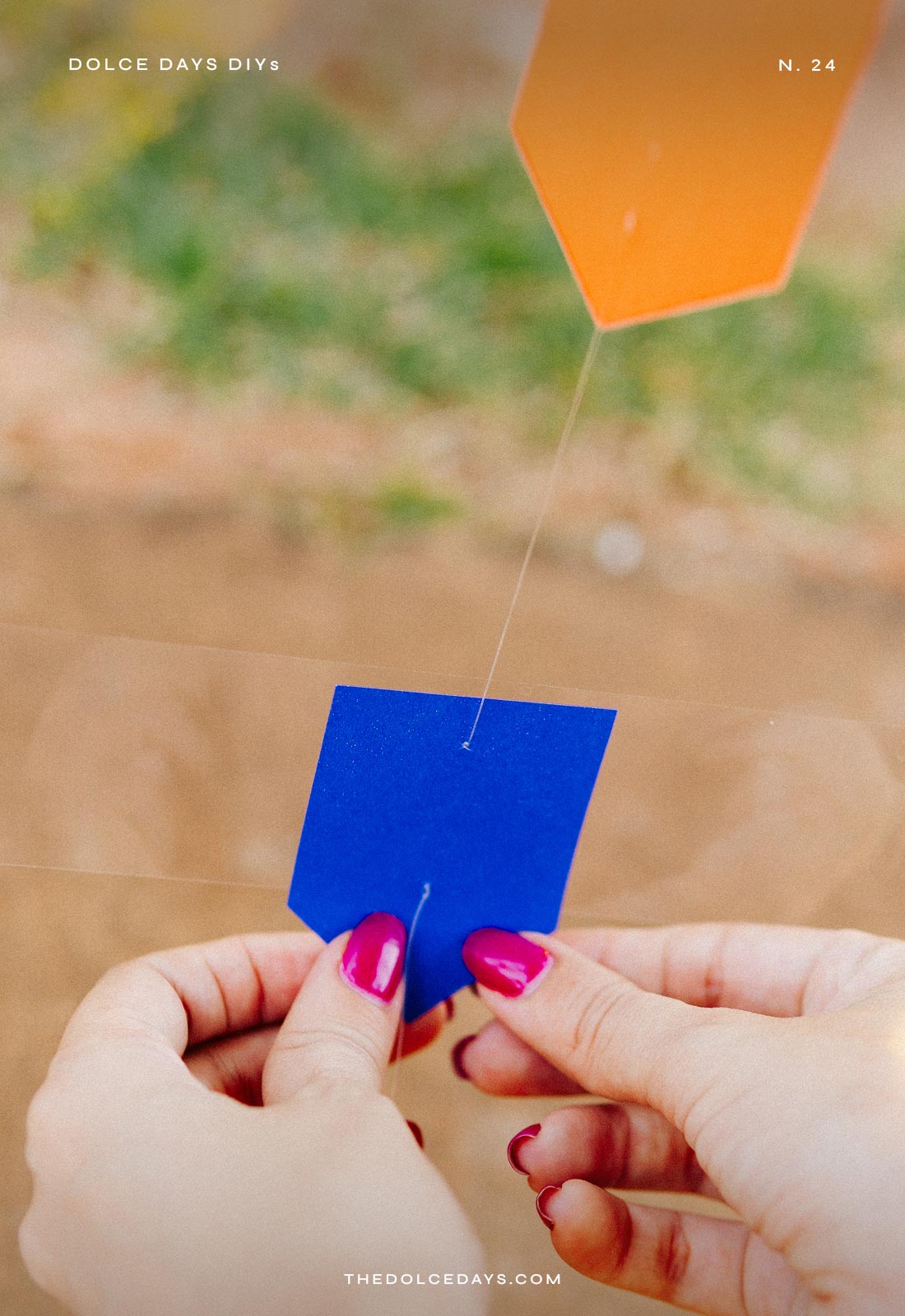 Colando a última bandeirinha em uma fita adesiva para que não voe