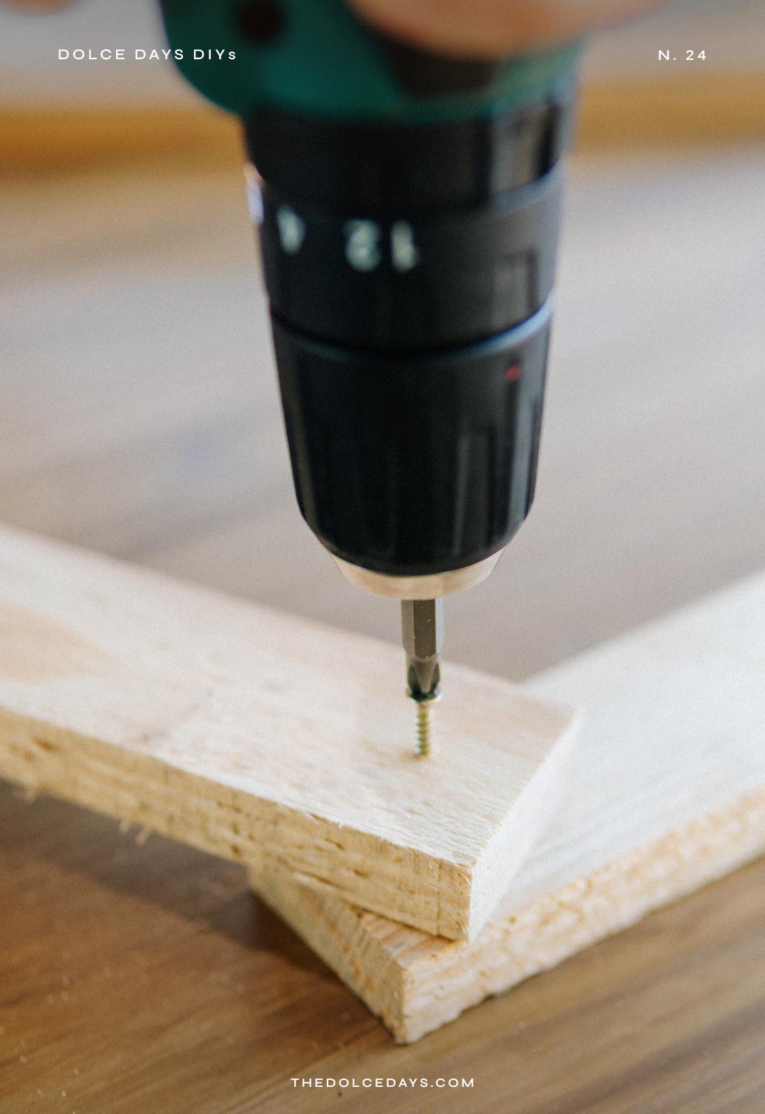 Parafusando o arco do fundo para fotos