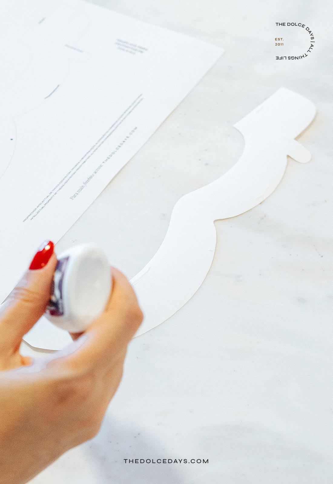 Colando os recortes do DIY 