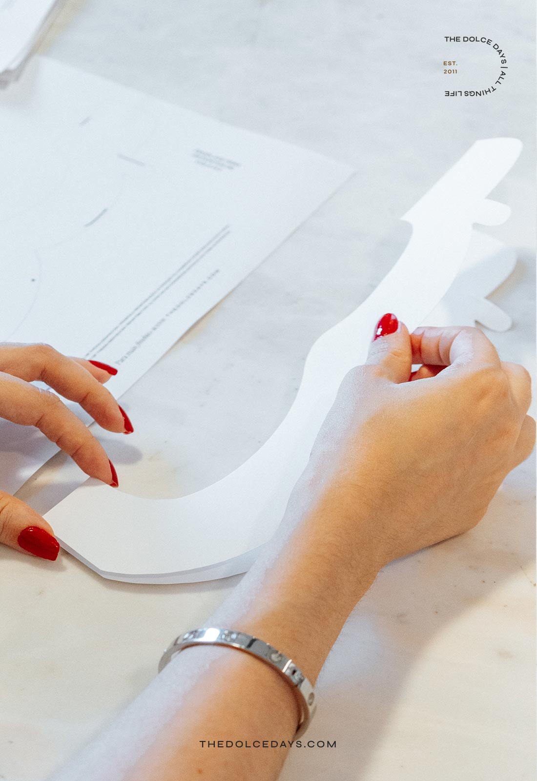 Colando os recortes do DIY Boneco de Neve