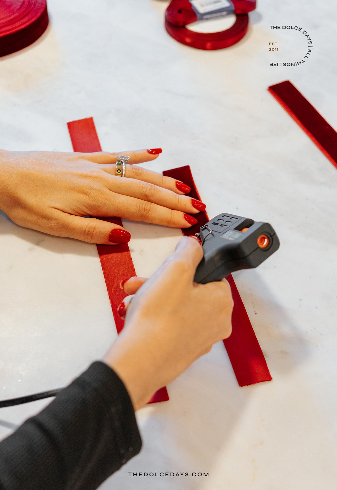 Usando cola quente para formar o laço do festão de veludo