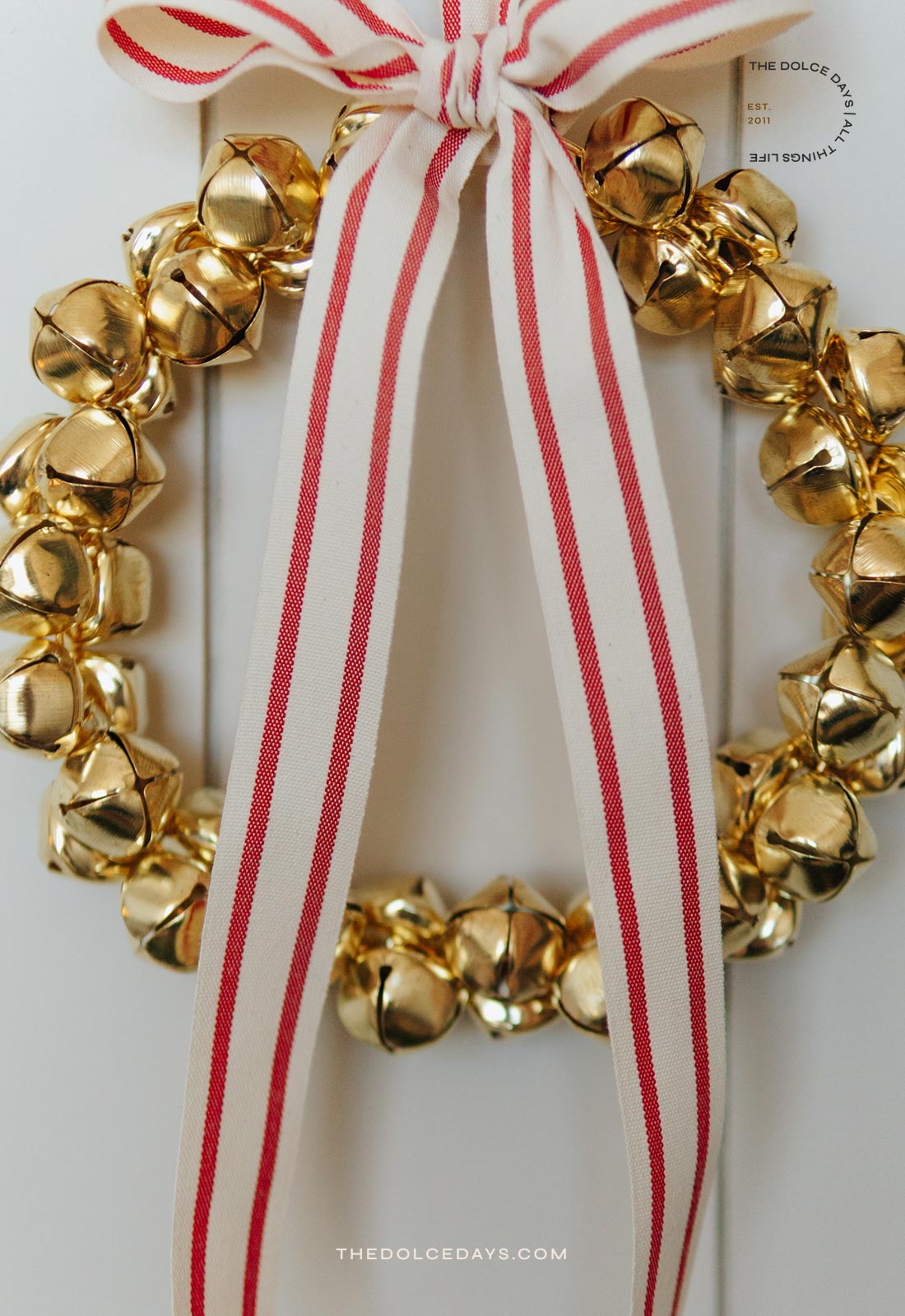 Detalhes da guirlanda de guizos dourados feita em casa