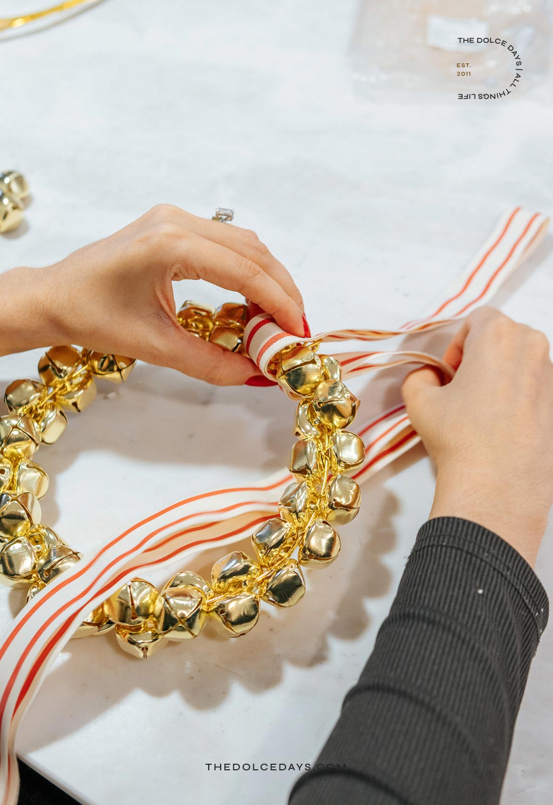 Passando a fita por baixo da guirlanda