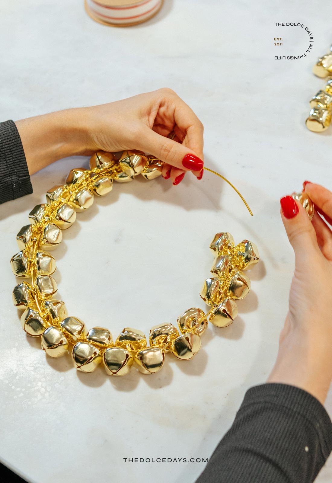 Montando uma guirlanda de guizos para uma decoração de Natal elegante