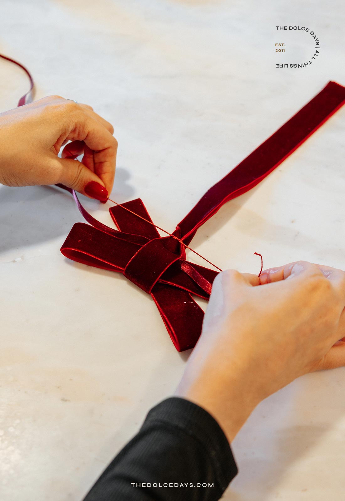 Amarrando o fio encerado no laço do festão