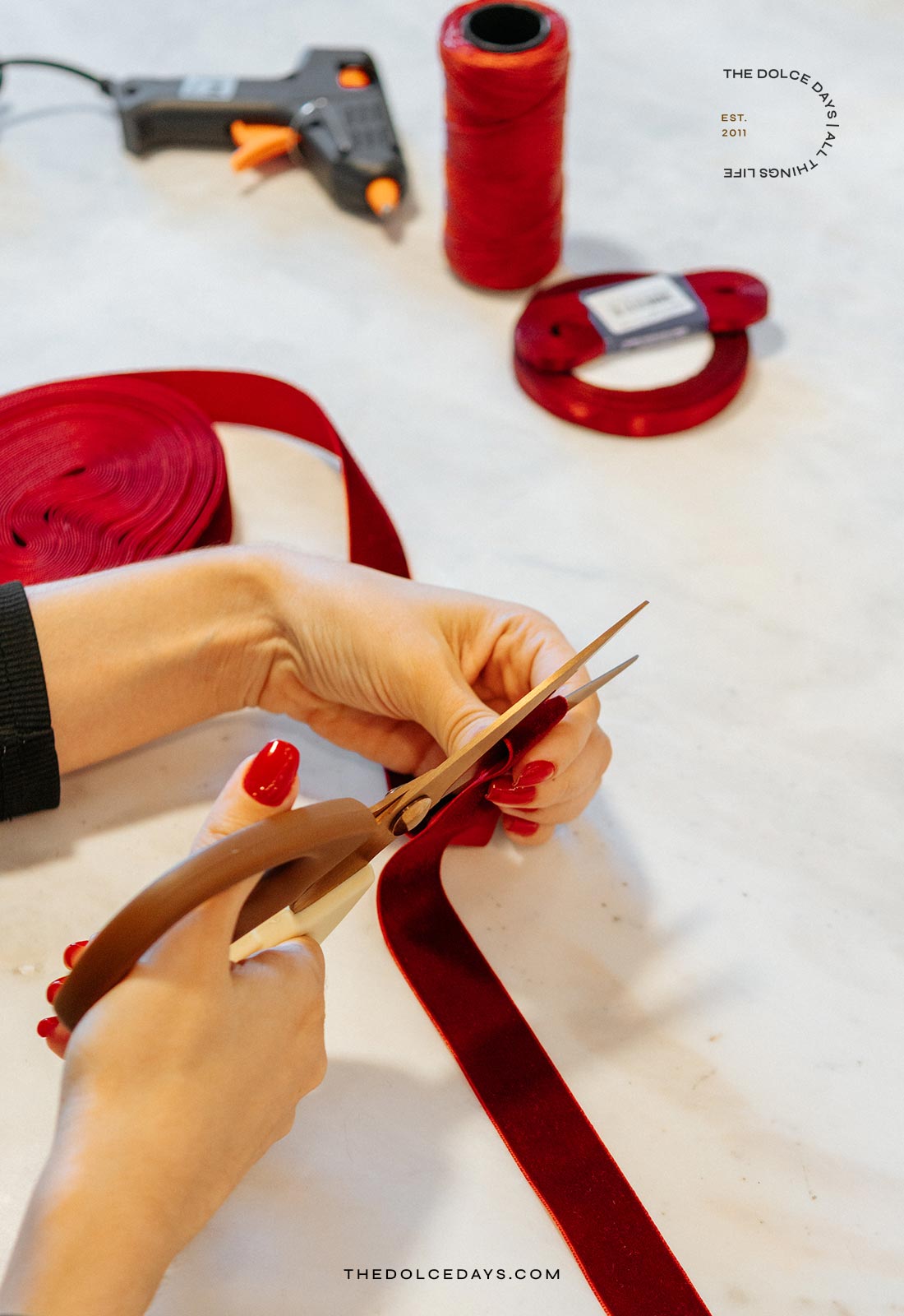 Cortando a fita nas medidas certas para o laço de veludo do festão