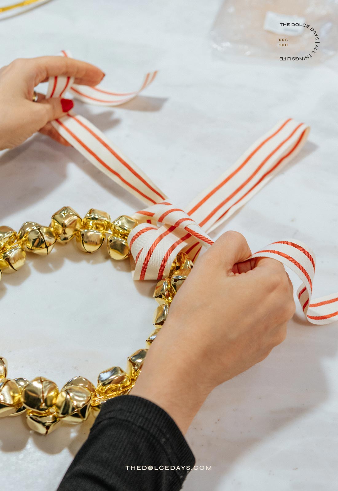 Dando um nó no laço da guirlanda de guizos