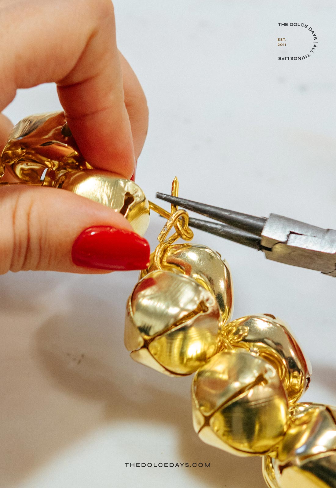 DIY Facil Guirlanda de Guizos Dourados