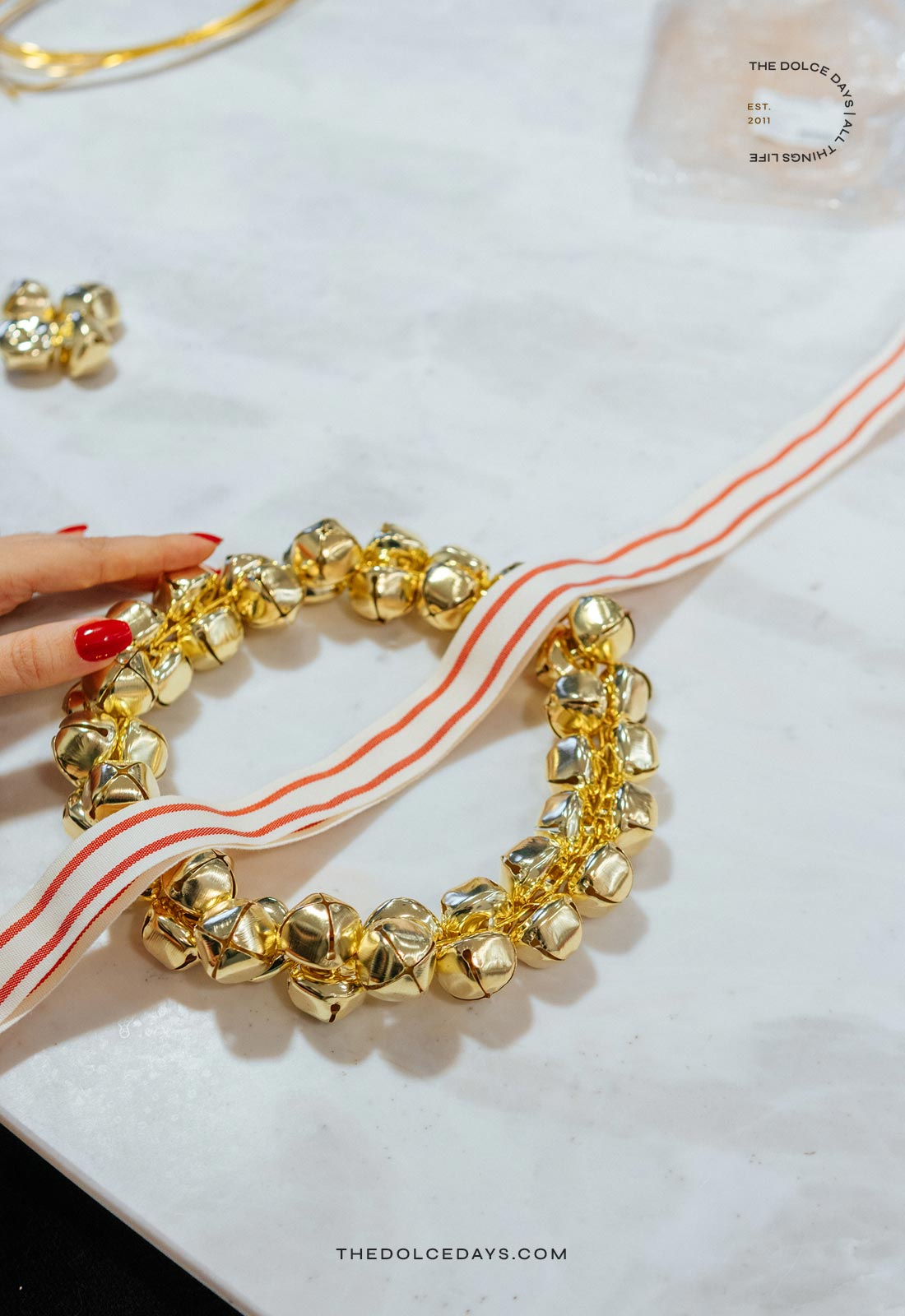 Como fazer uma guirlanda de guizos DIY de Natal