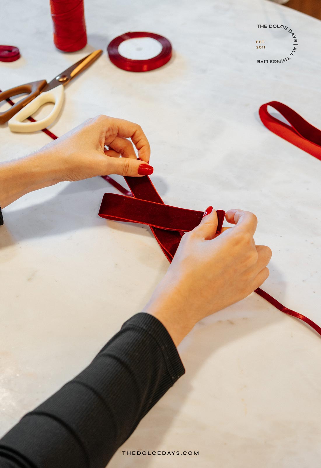 Sobrepondo o laço à fita de cetim do festão de laços de veludo