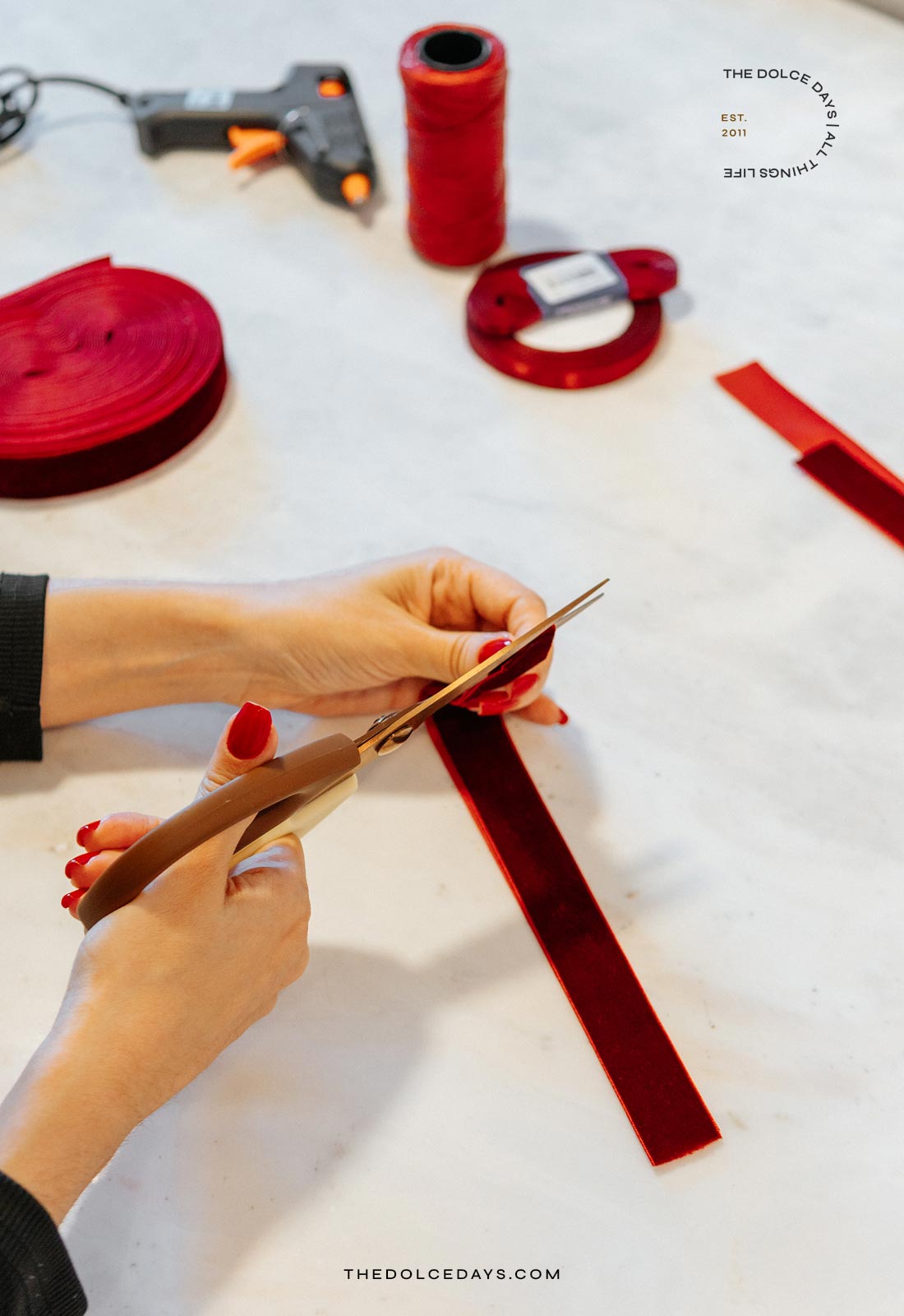 Cortando a fita do laço em 2 pedaços