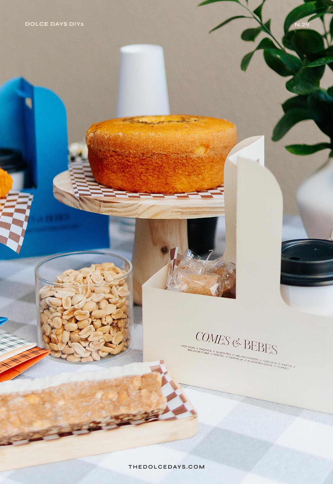 Decoração de mesa de festa junina com a caixinha cachepot de comidas, doces e bebidas